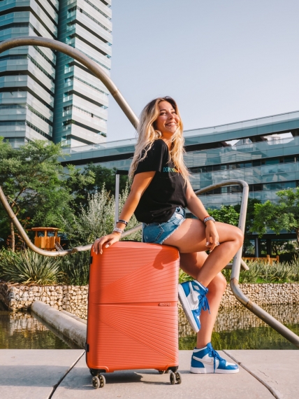 American Tourister Airconic 67cm - Mellomstor Coral